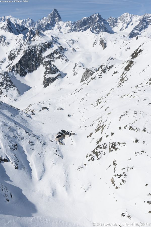 Col du Grand Saint-Bernard (Position: 2'579'267.43, 1'079'729.22); Hospiz-Gebäude im Vordergrund (2469 m.è.M.) - Gebäudegruppe im Hintergrund: Französische Seite des Passes, Zollgebäude. -Blickrichtung West